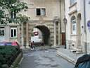m2 Portail avec sculpture d une maison de la rue Malakoff.JPG